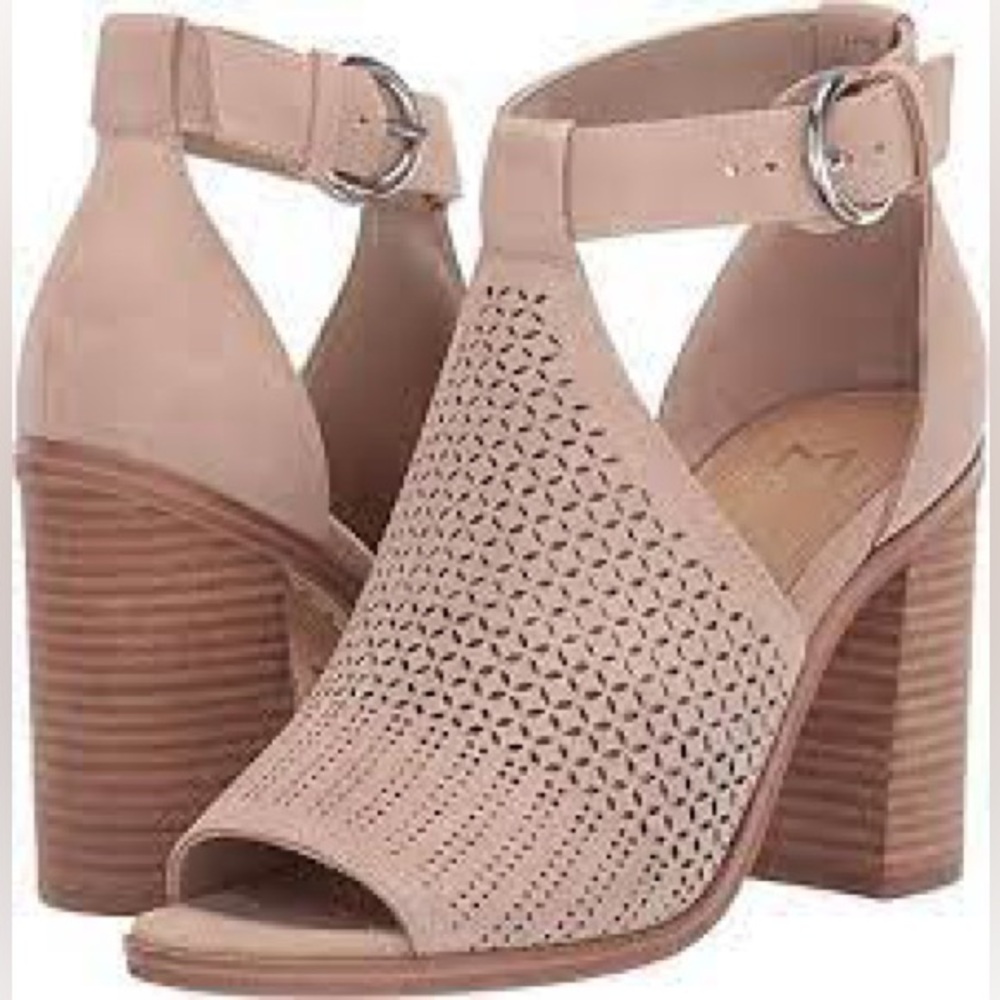 NIB Marc Fisher Vixen sandals